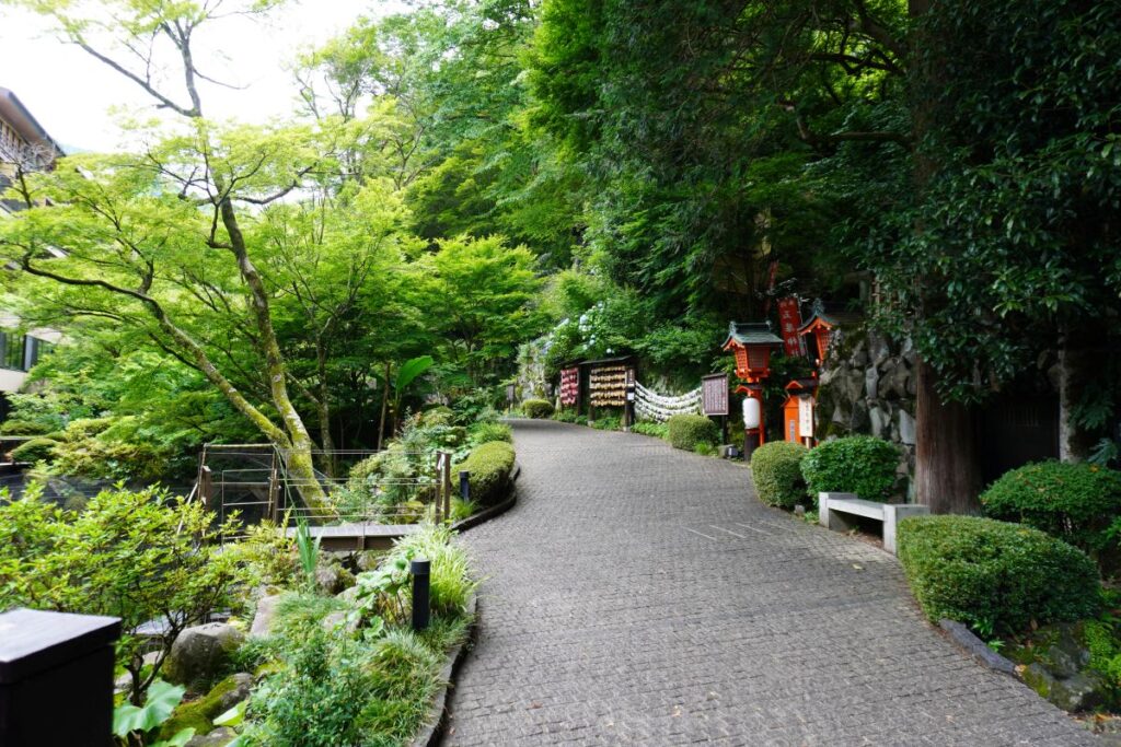 Garden pathway leading to Tenseien in Hakone-Yumoto