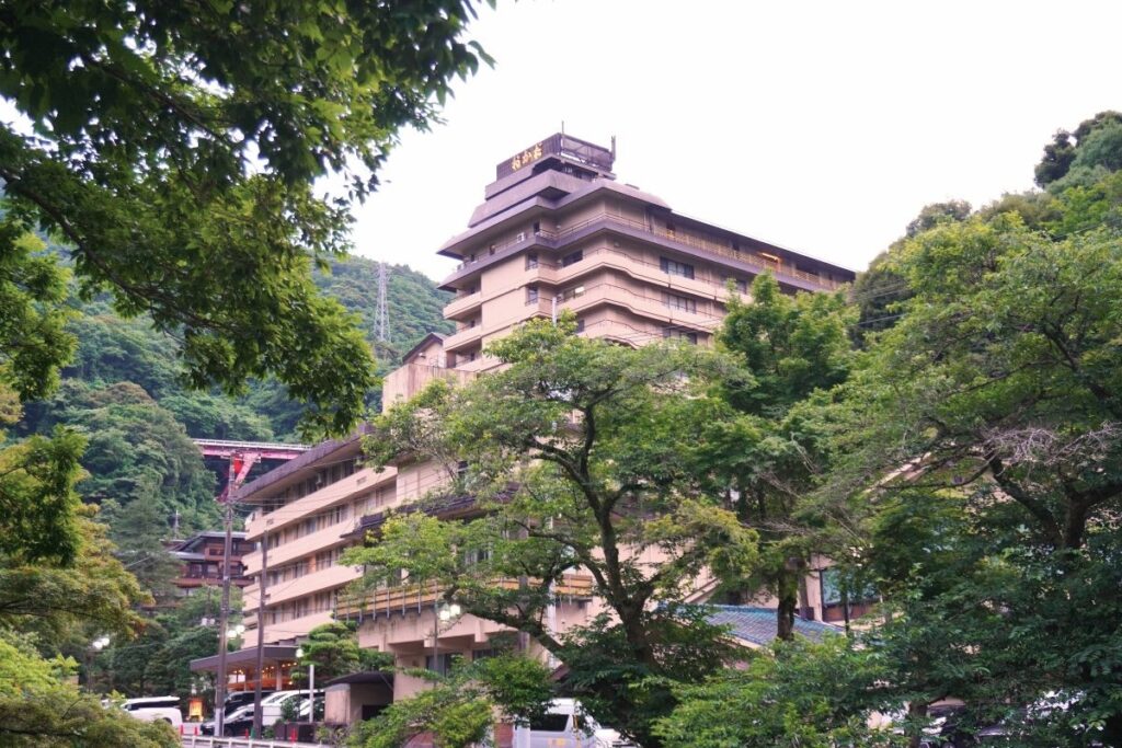 Hotel Okada surrounded by mountains in Hakone-Yumoto