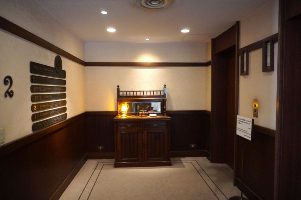 Hotel de Yama elevator hall