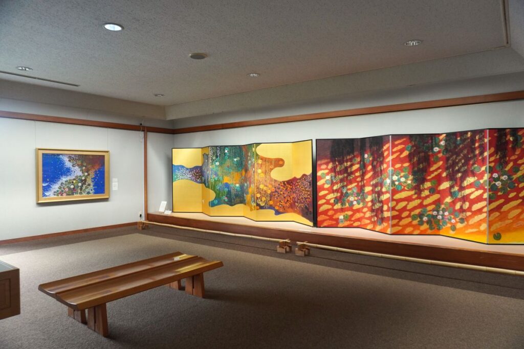 Exhibition gallery of Japanese paintings at Narukawa Art Museum