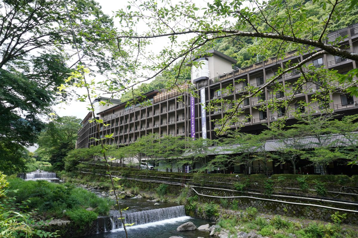 Exterior view of Tenseien beside the Hayakawa River