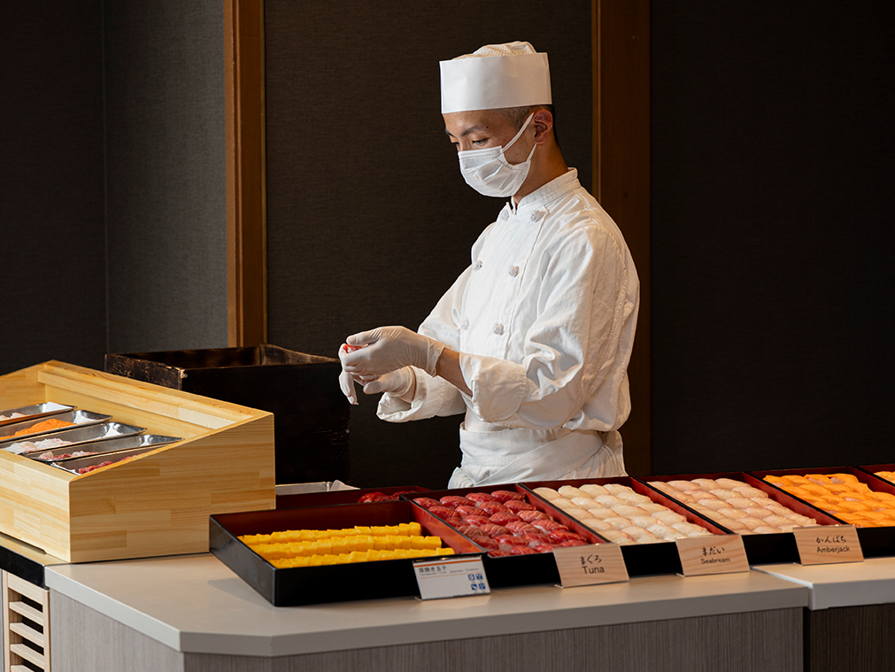 Chef preparing fresh sushi at the Hotel Okada dinner buffet (Photo courtesy of Hotel Okada)