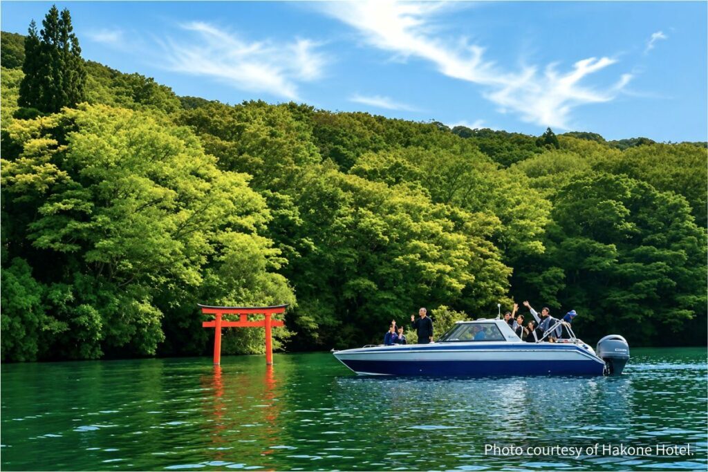 Boat approaching the lakeside torii of Kuzuryu Shrine on Lake Ashi
説明: A sightseeing boat passing the torii gate of Kuzuryu Shrine on Lake Ashi. (Photo courtesy of Hakone Hotel)