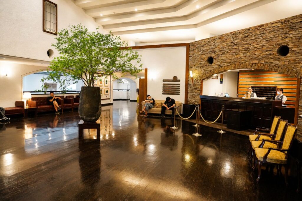 Lobby and reception area at Hotel de Yama